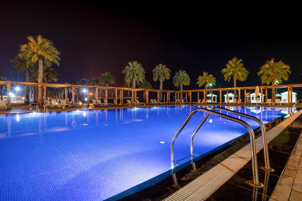 Sealine Beach, A Murwab Resort Mesaieed Exteriör bild A swimming pool at night