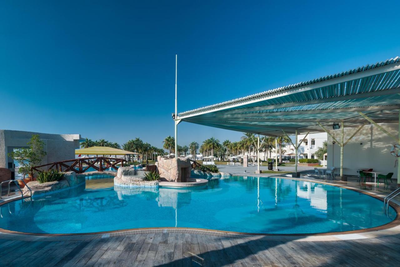 Sealine Beach, A Murwab Resort Mesaieed Exteriör bild The pool at the hotel