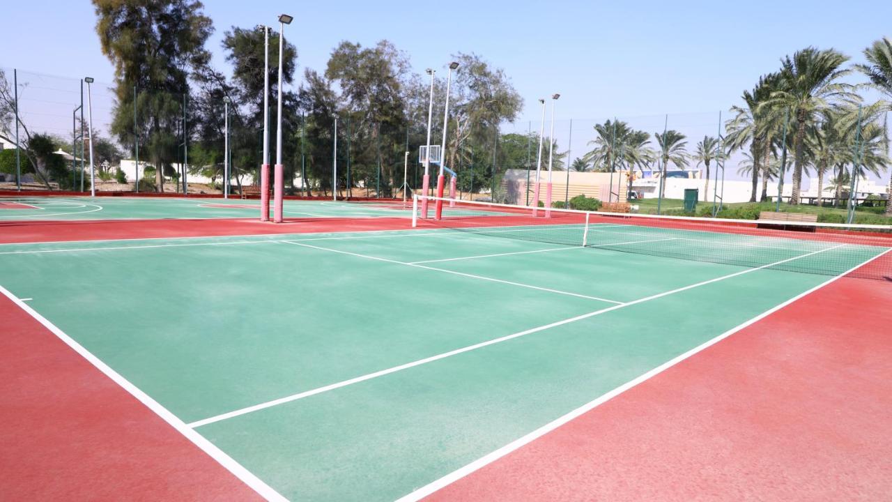 Sealine Beach, A Murwab Resort Mesaieed Exteriör bild Tennis courts at the club